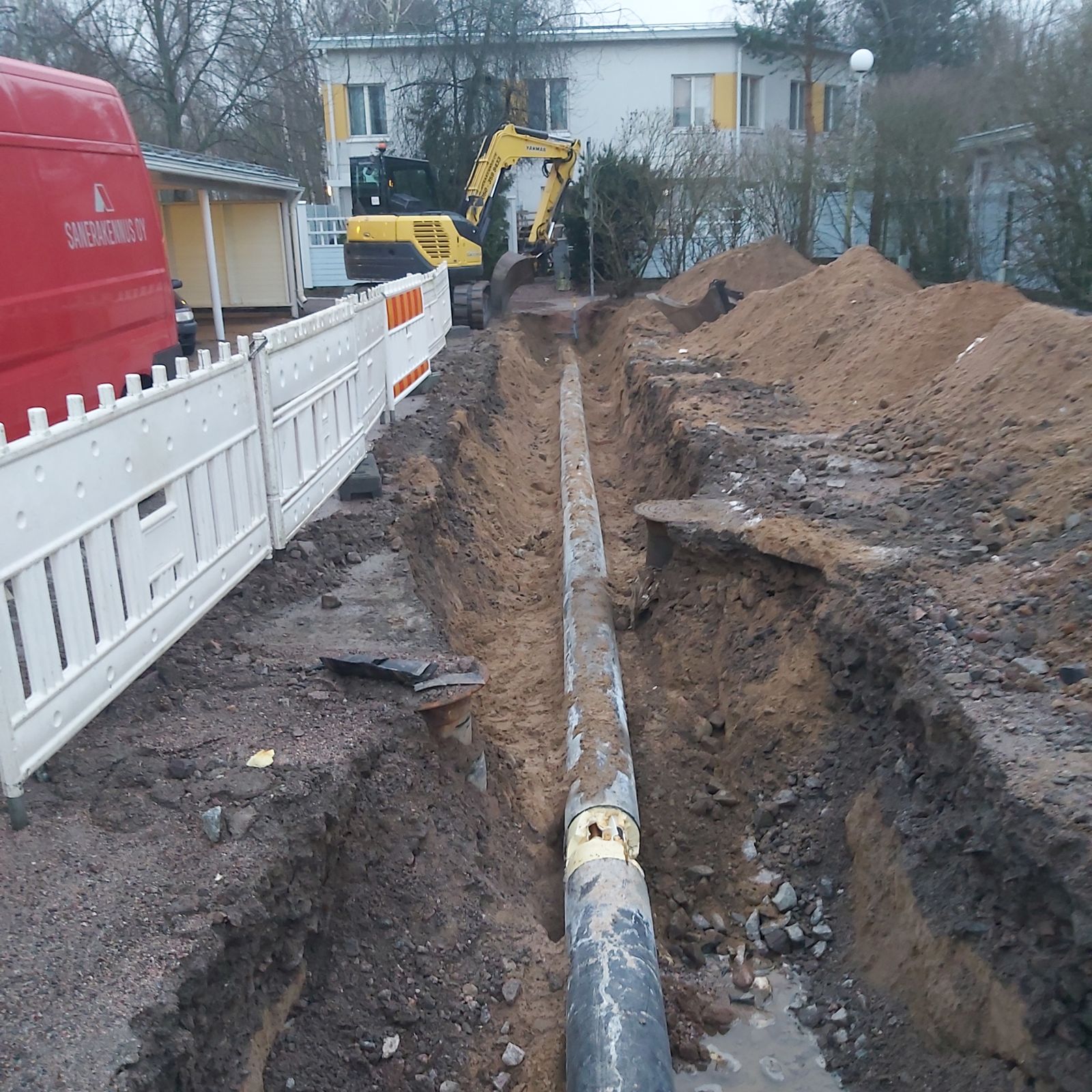 Kaapelikaivanto ja suojaputkia kaivannossa